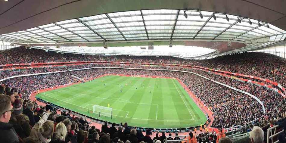 Disfrutar de un partido de futbol en Londres.