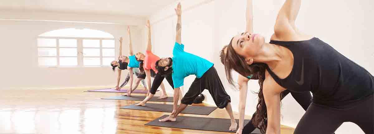 Tomar clases de yoga con un instructor.