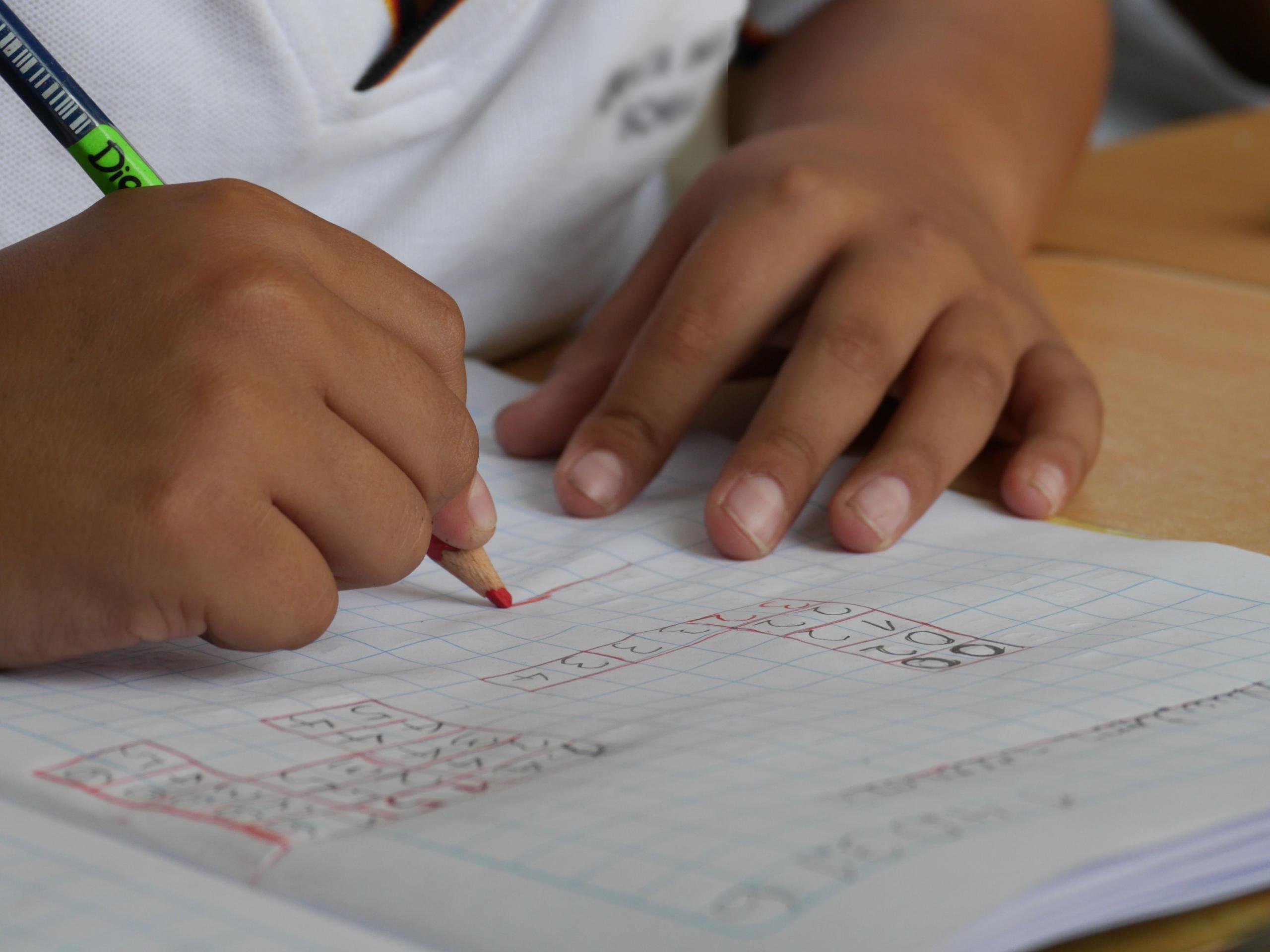 niño escribiendo