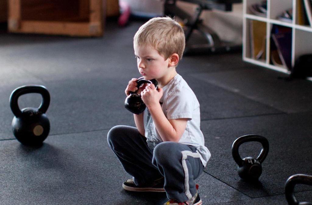 Ninos en el gimnasio.