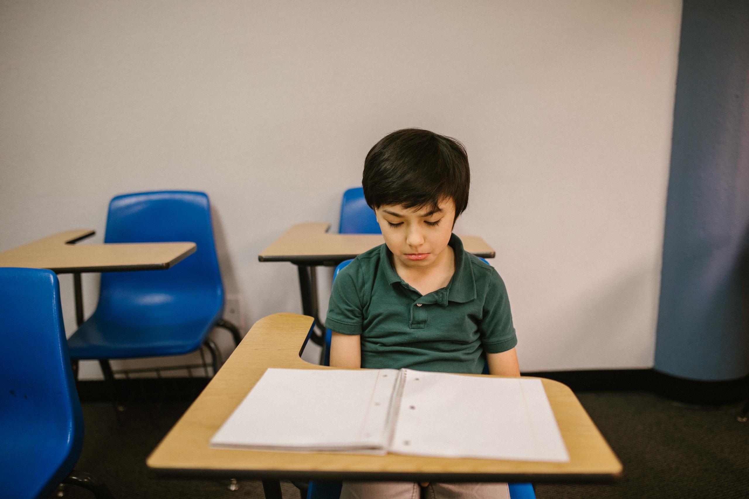 niño con cuaderno