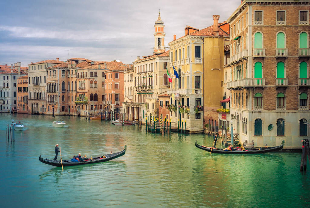 Paseo en gondola por los canales venecianos.