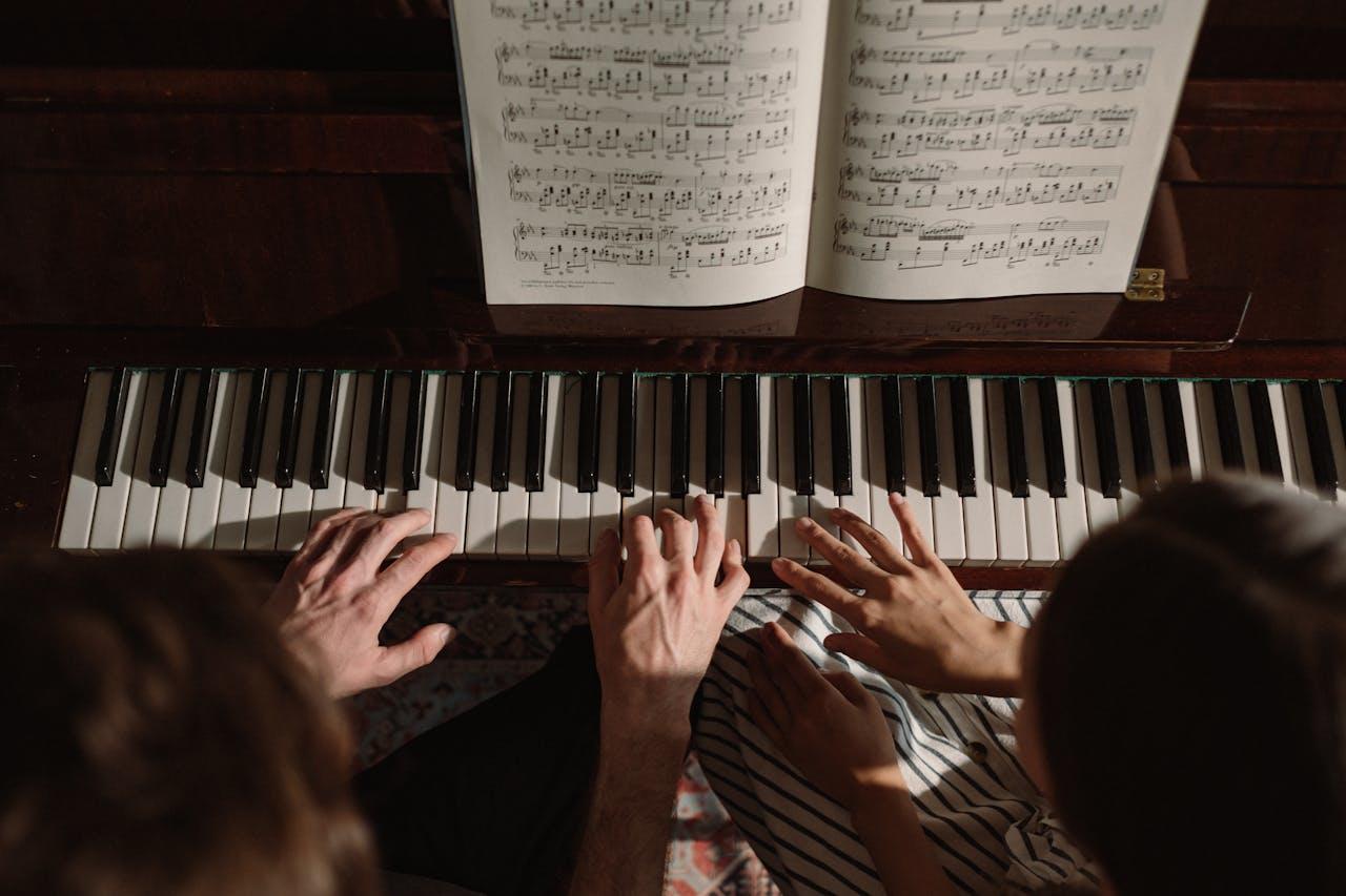 tocar instrumento