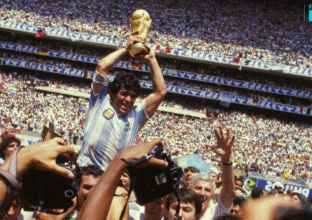 Diego Armando Maradona levantando la copa del mundo después de ganar en 1986