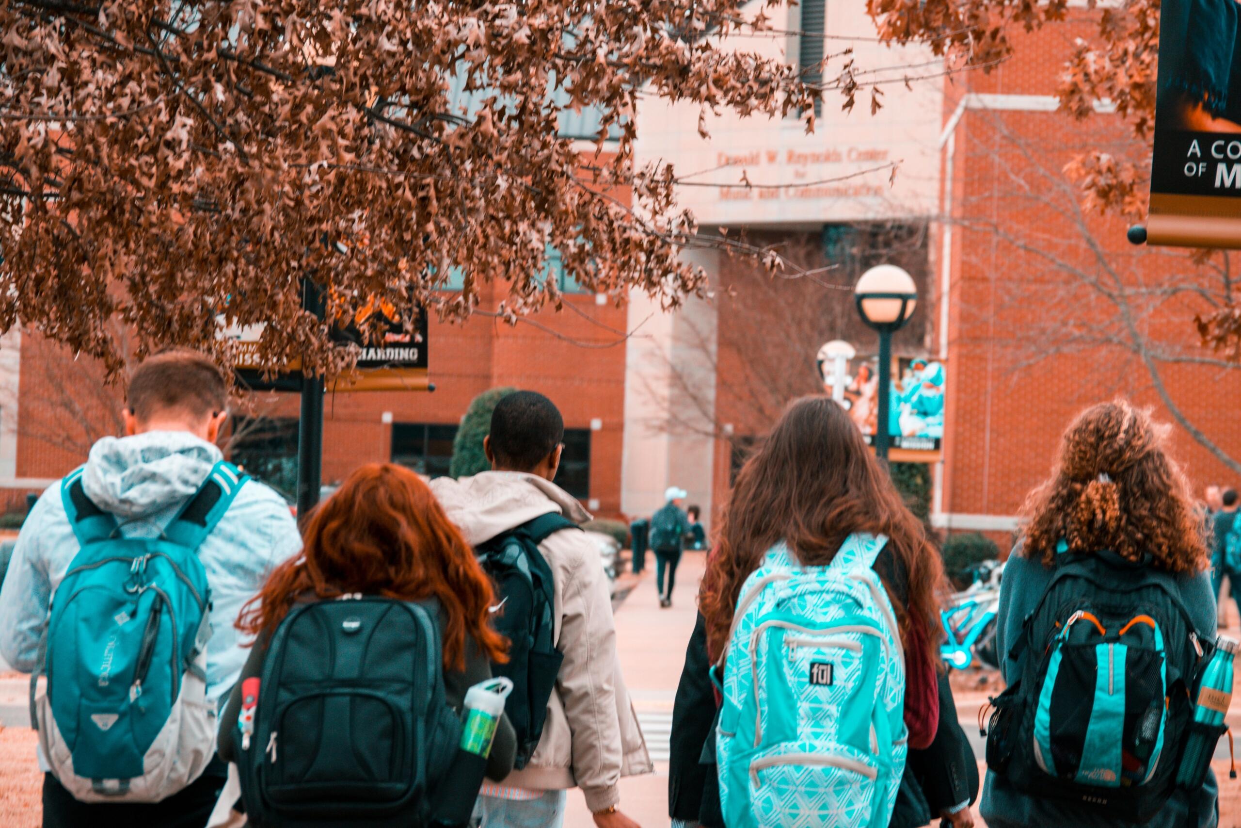 Las universidades apoyan a sus estudiantes con becas económicos