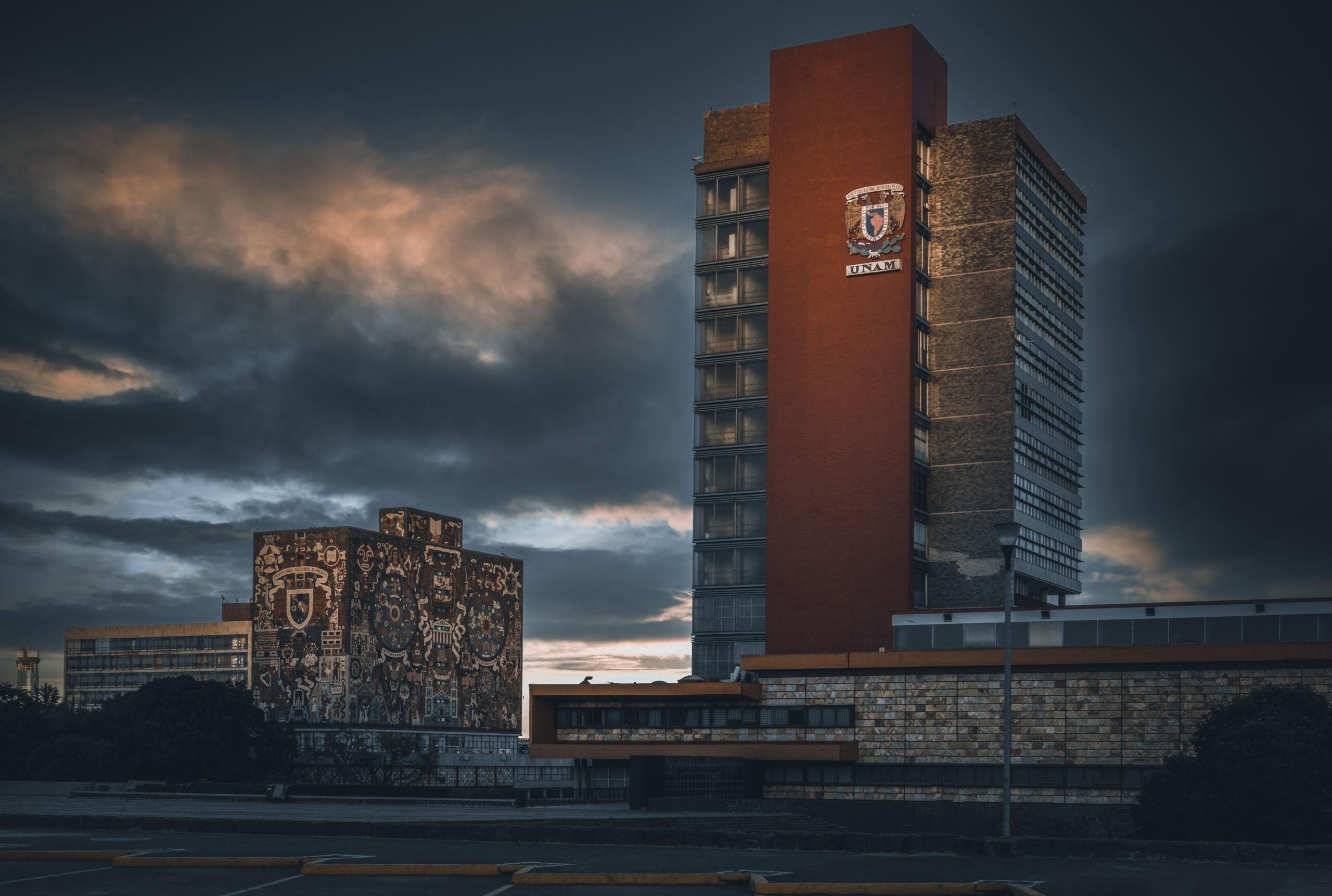 La universidad más importante de México de caracter público es la UNAM