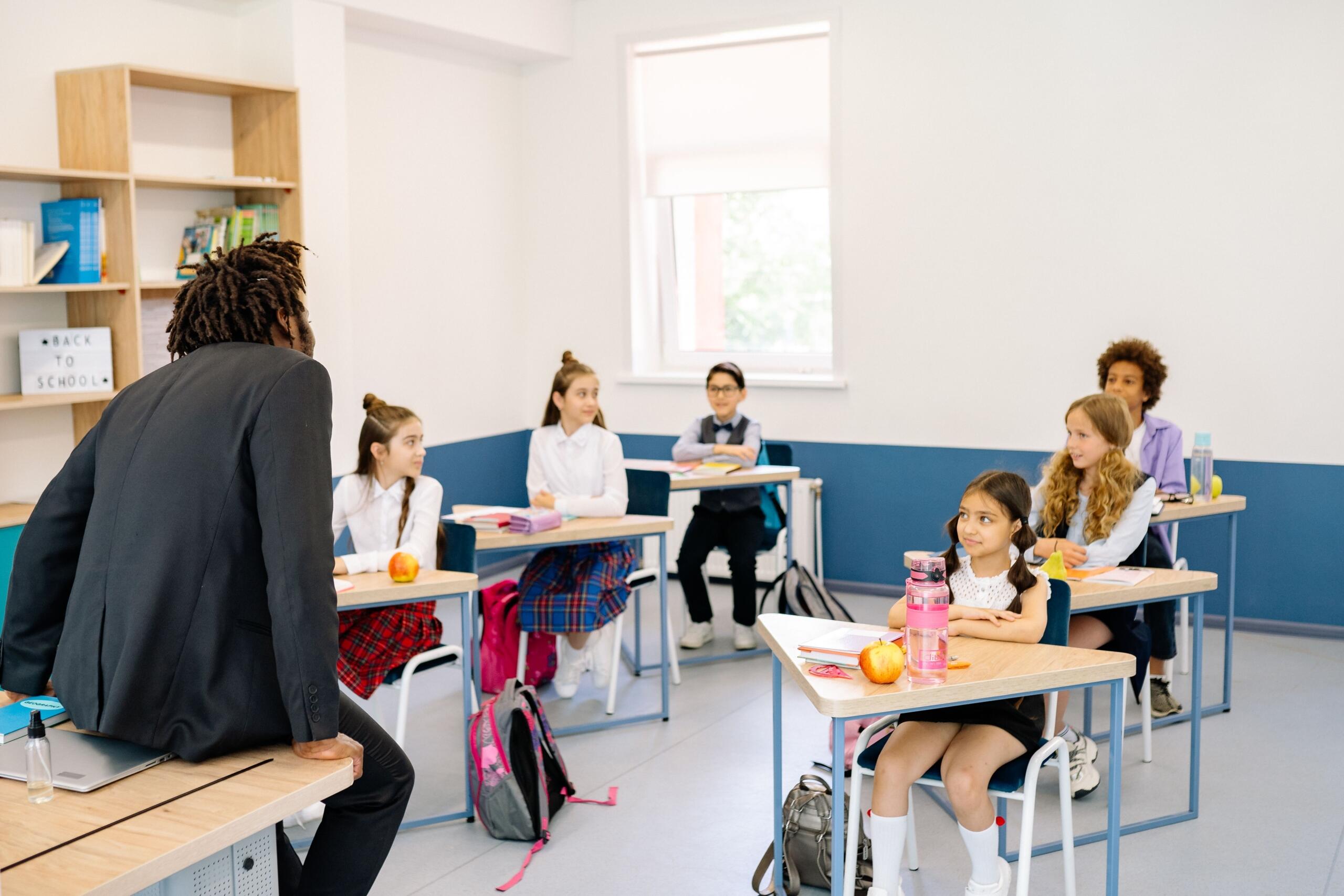 En clases, tener conocimiento sobre vocabulario básico en inglés es útil