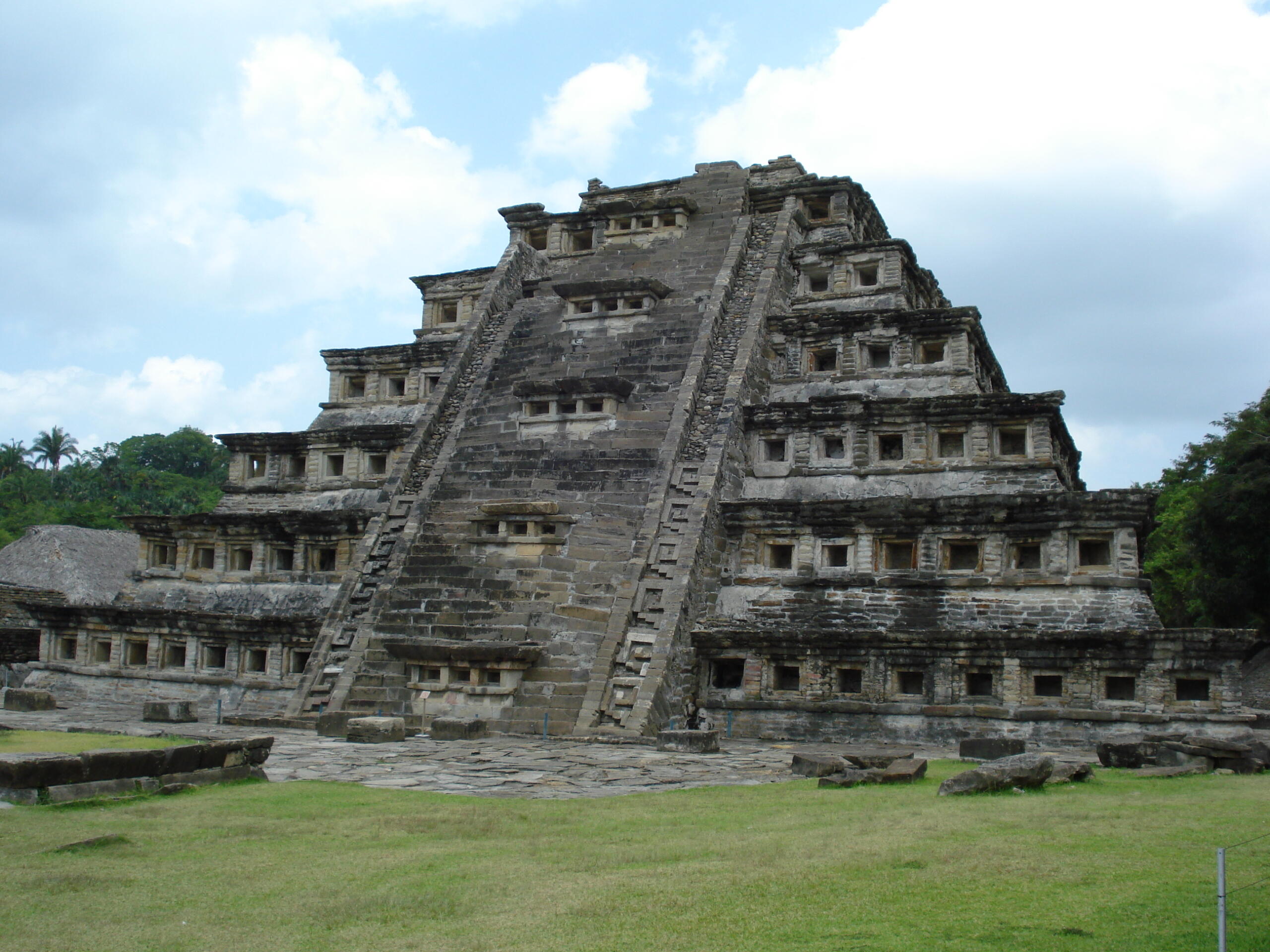 Pirámide de los Nichos