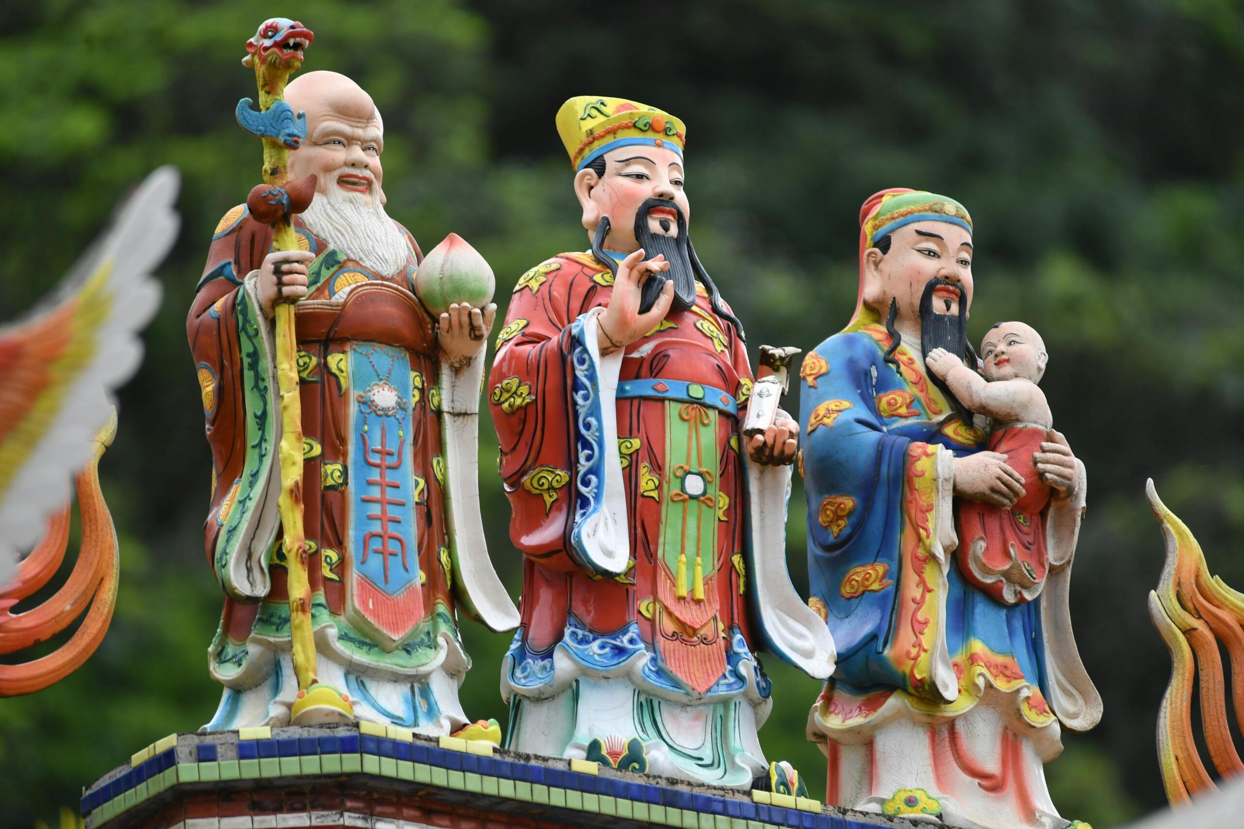 Figurines on a Chinese temple