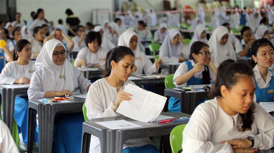 SPM candidates are taking their examination in the hall