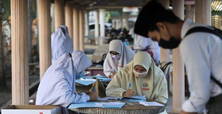 spm students doing their revision outdoor