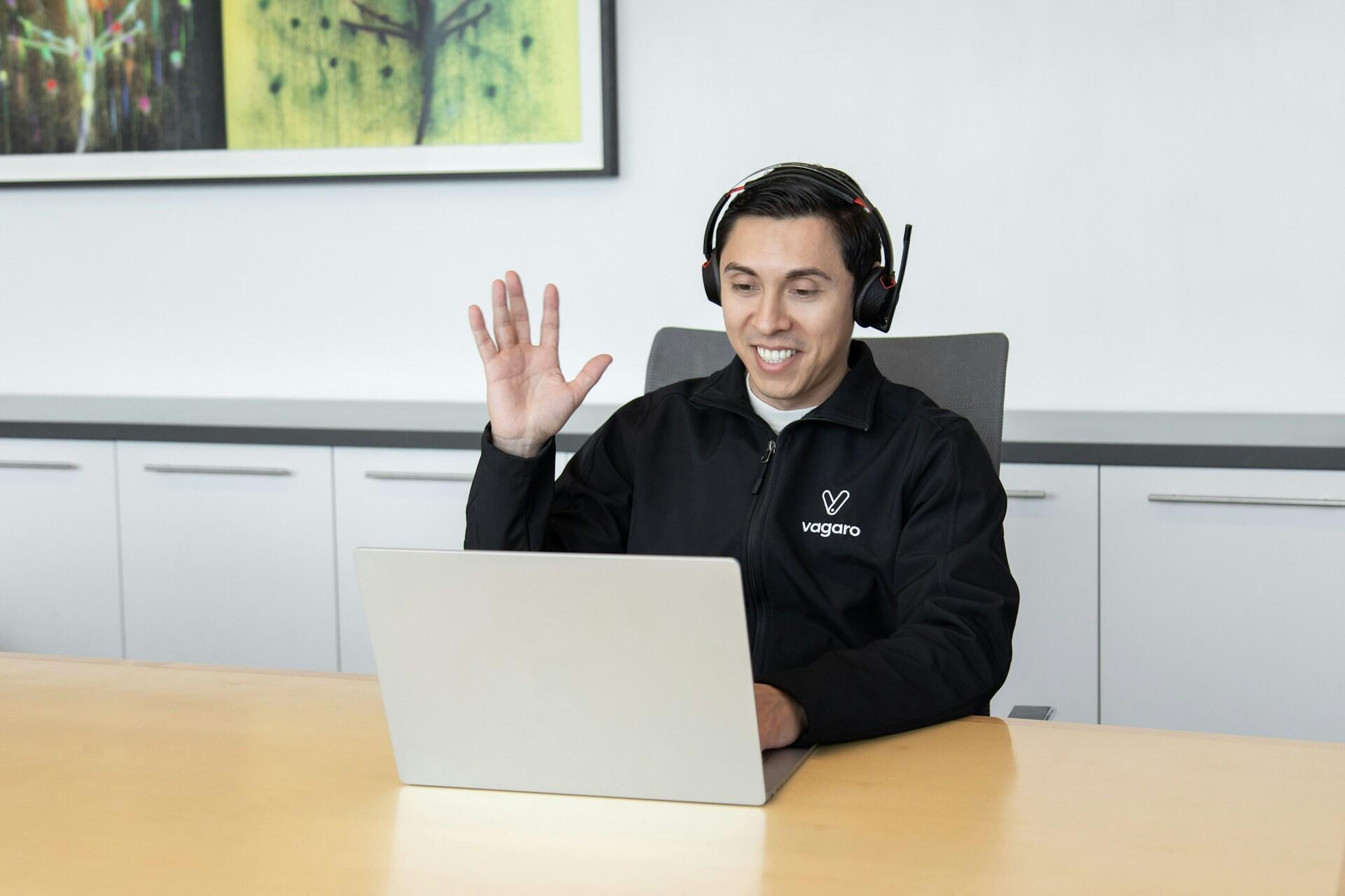 Man speaking to someone on the computer