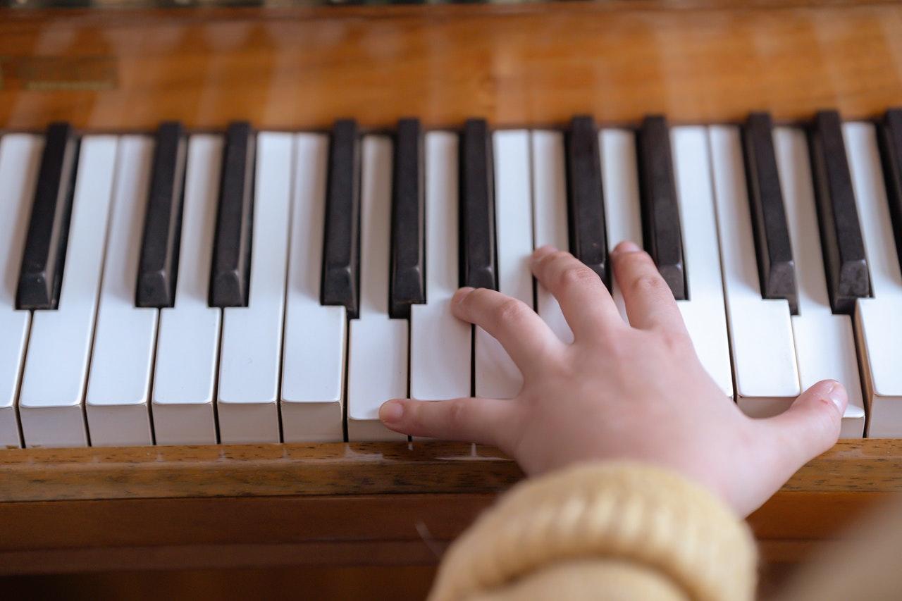 practice how to play piano