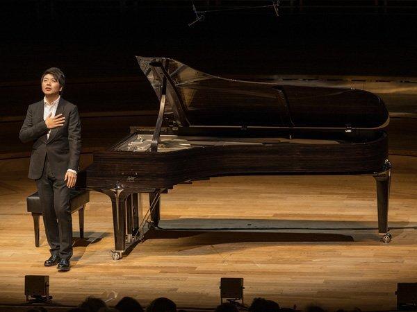 pianist grand piano