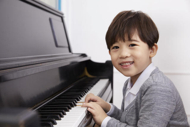 children take piano lessons