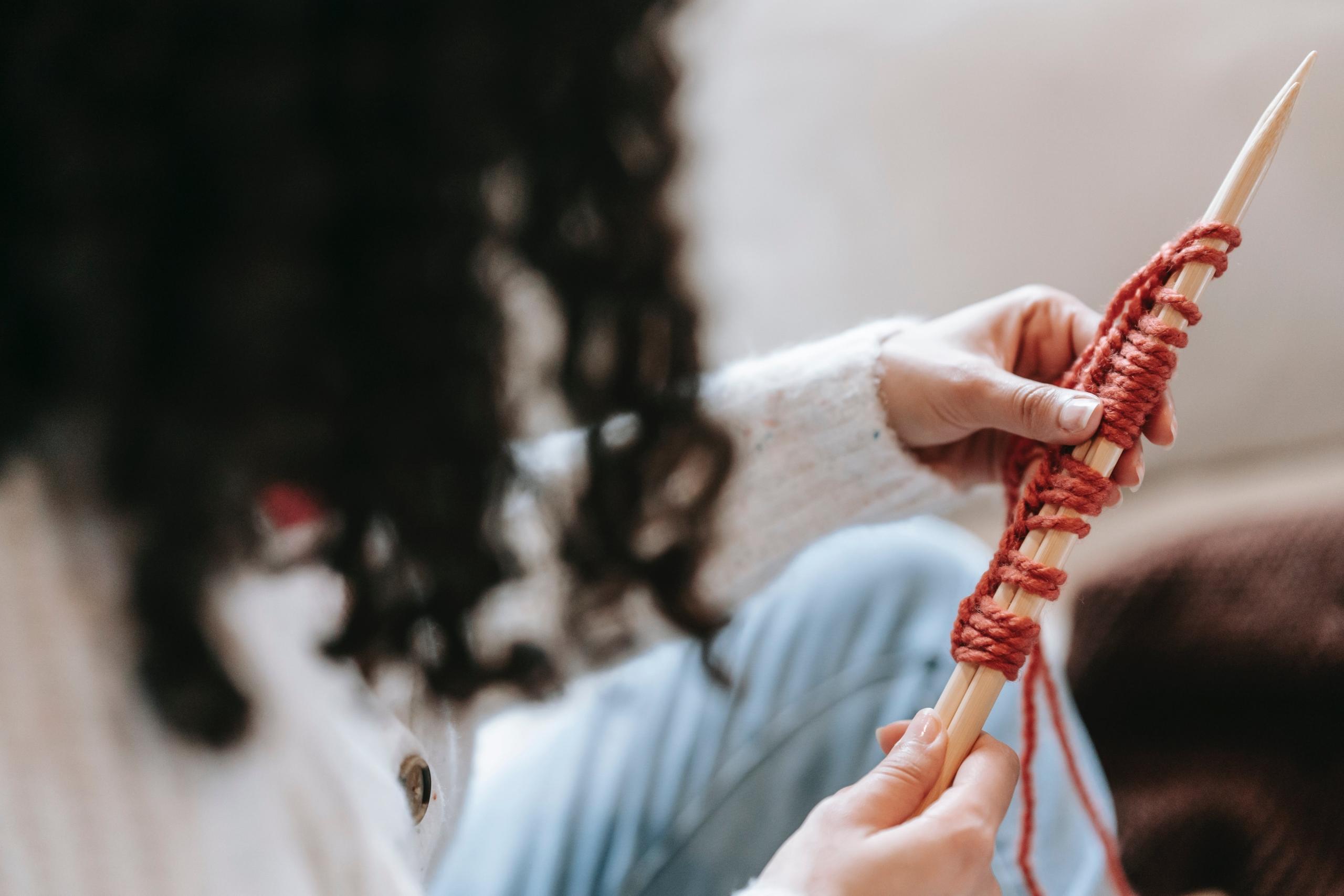 How to use knitting needles