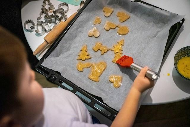 children baking cookies