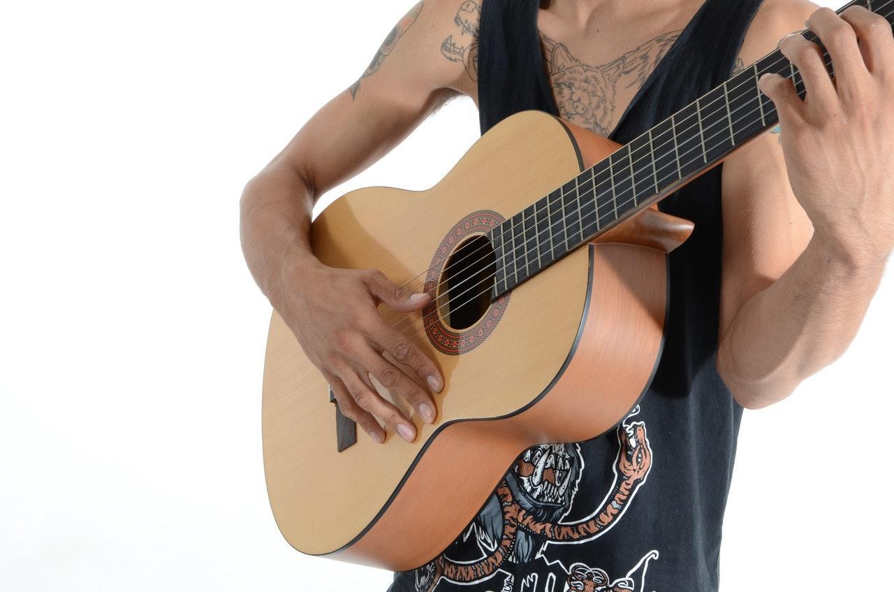 Want to start playing the electric guitar? We talk about making the first step, finding a teacher, and learning to improvise in this article.