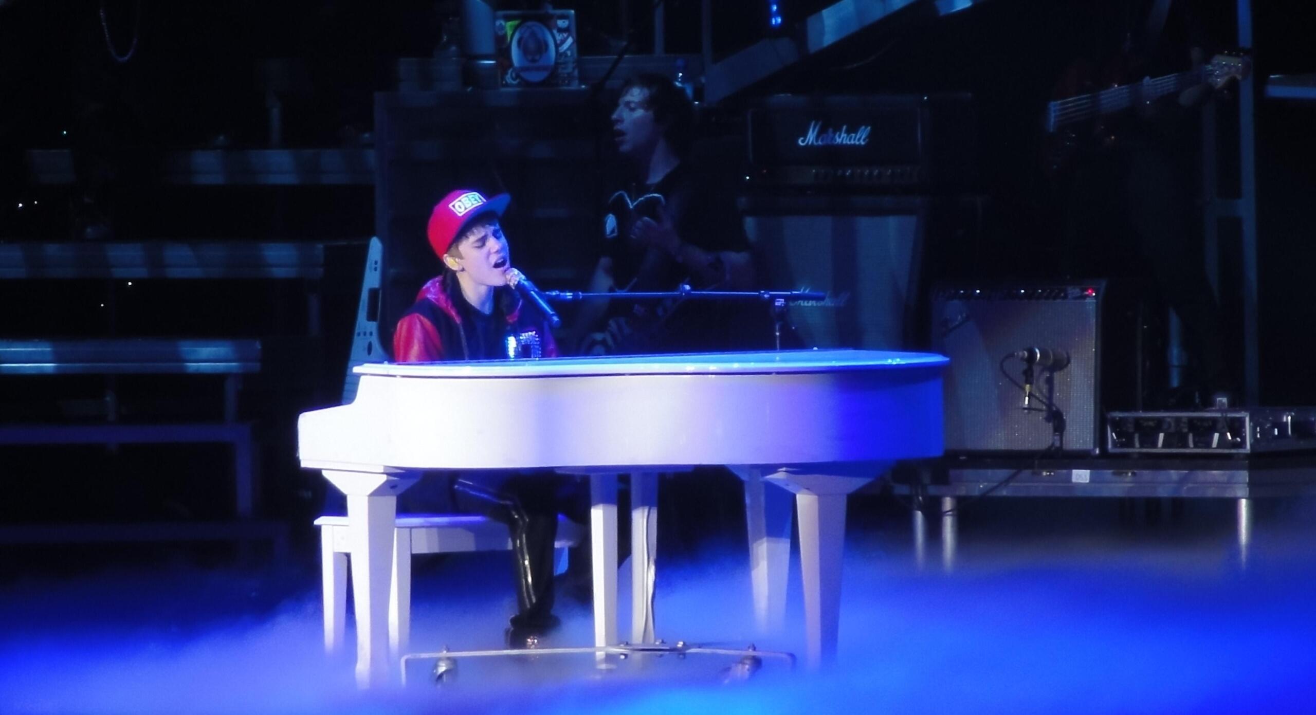 How can you play the piano and sing at the same time?