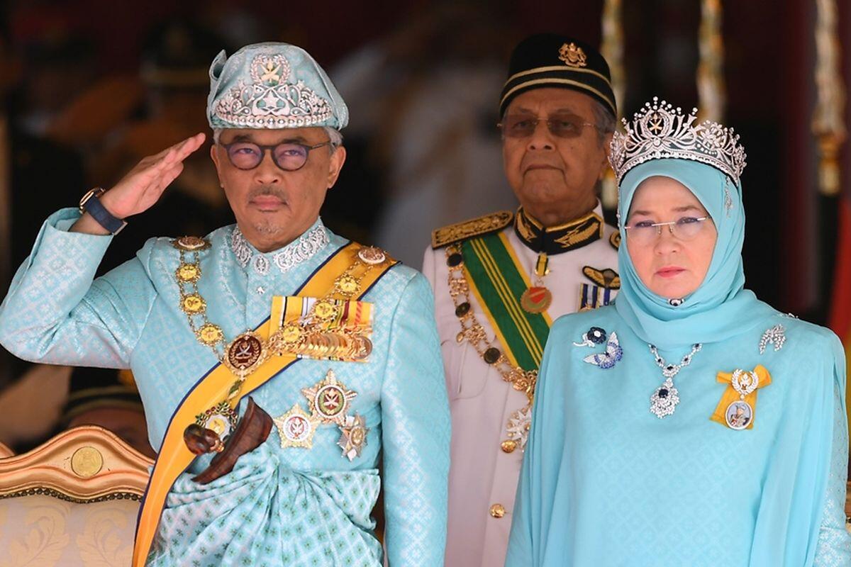 Sultan Abdullah of Pahang with his wife, Tunku Azizah Aminah, and Tun Mahathir in the back.