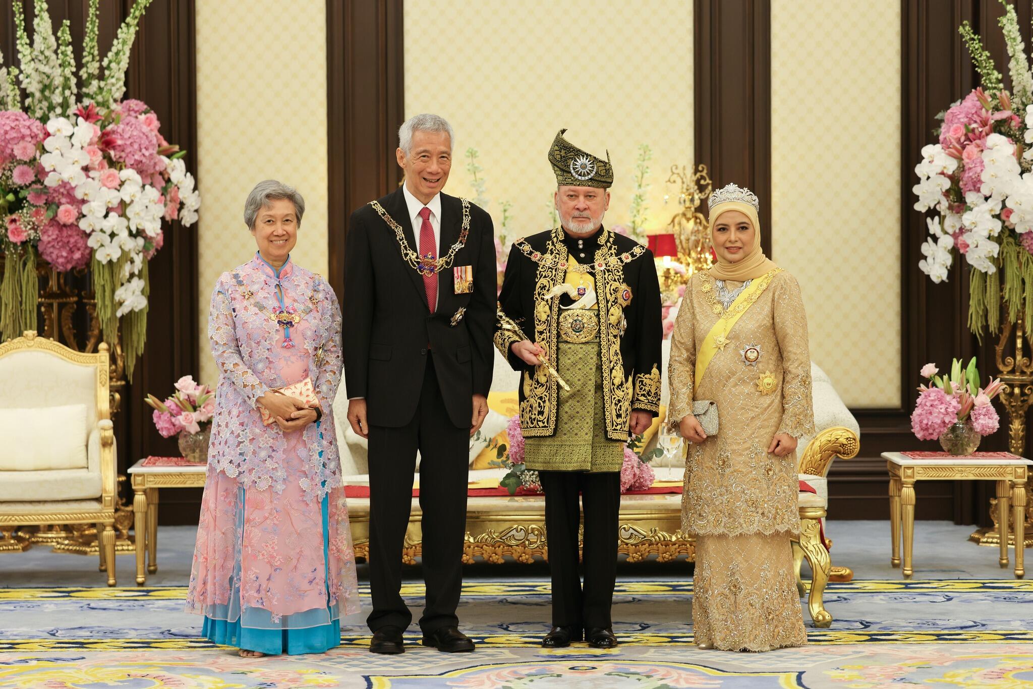 Group photo of SIngapore's Senior Minister Lee Hsien Loong with wife and the 17th Agong, Sultan Iskankar with Raja Permaisuri.