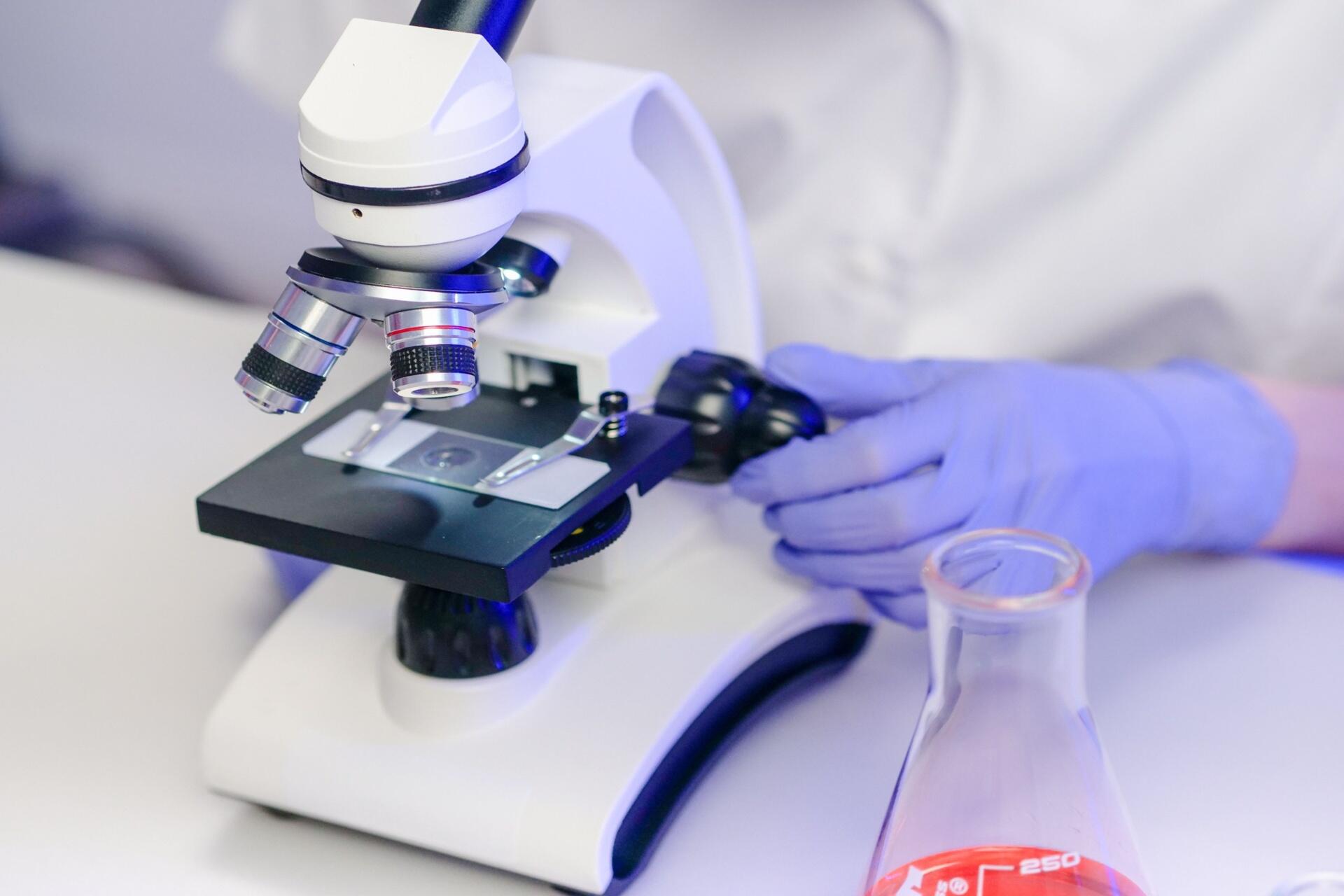 Student using a microscope during a Chemistry laboratory investigation for SPM practical assessment.