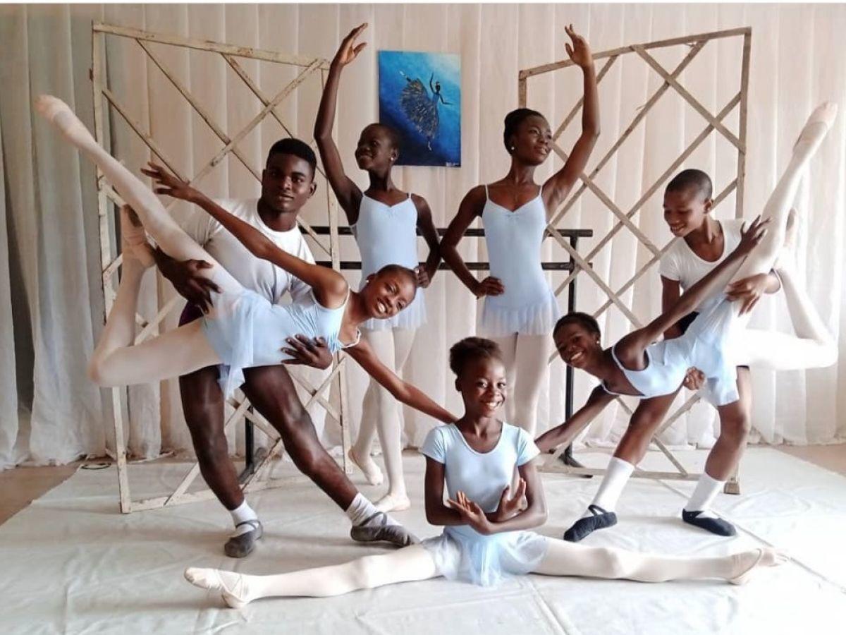 Group of kid ballet dancers