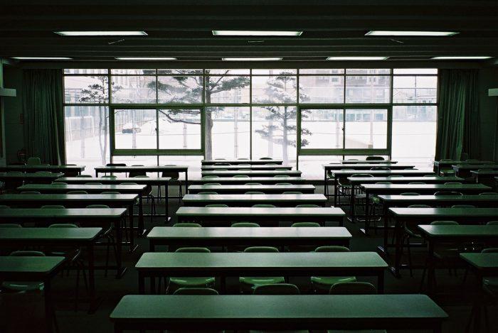 Een klaslokaal versus thuisonderwijs