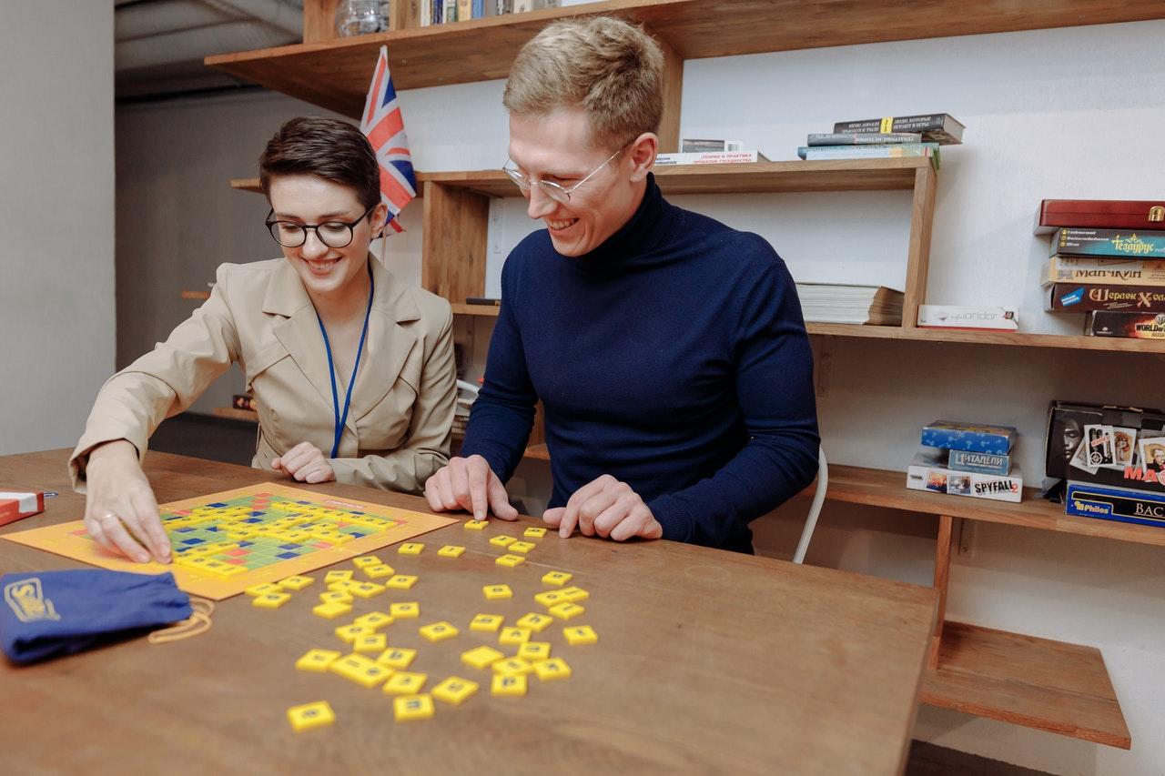 Man en vrouw spelen scrabble