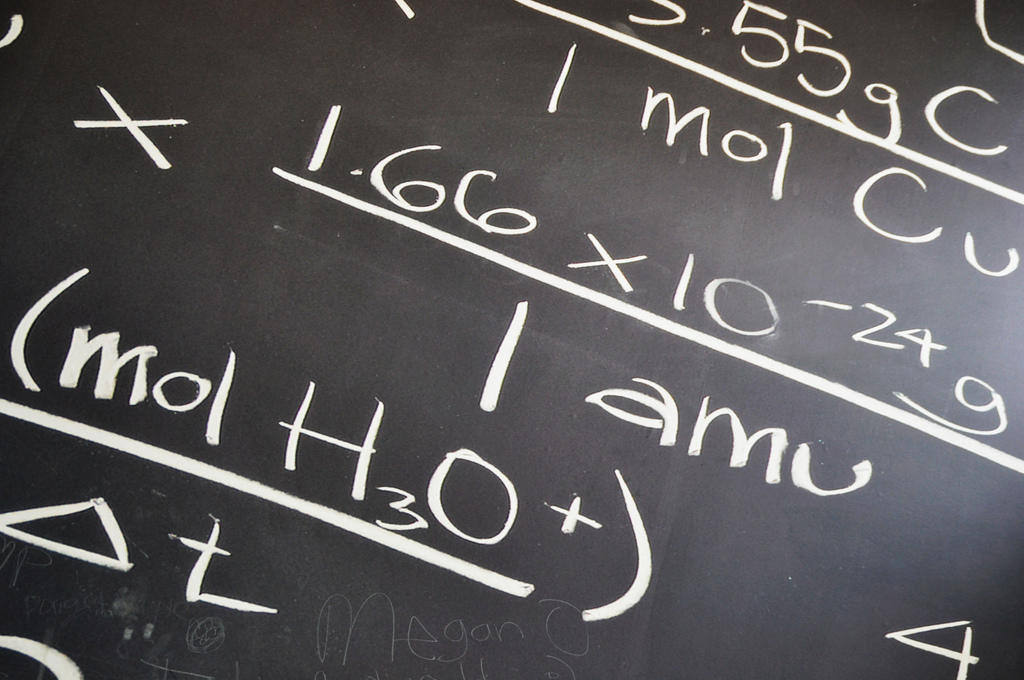 Formules op het schoolbord kunnen door schaduwonderwijs best inzichtelijk worden