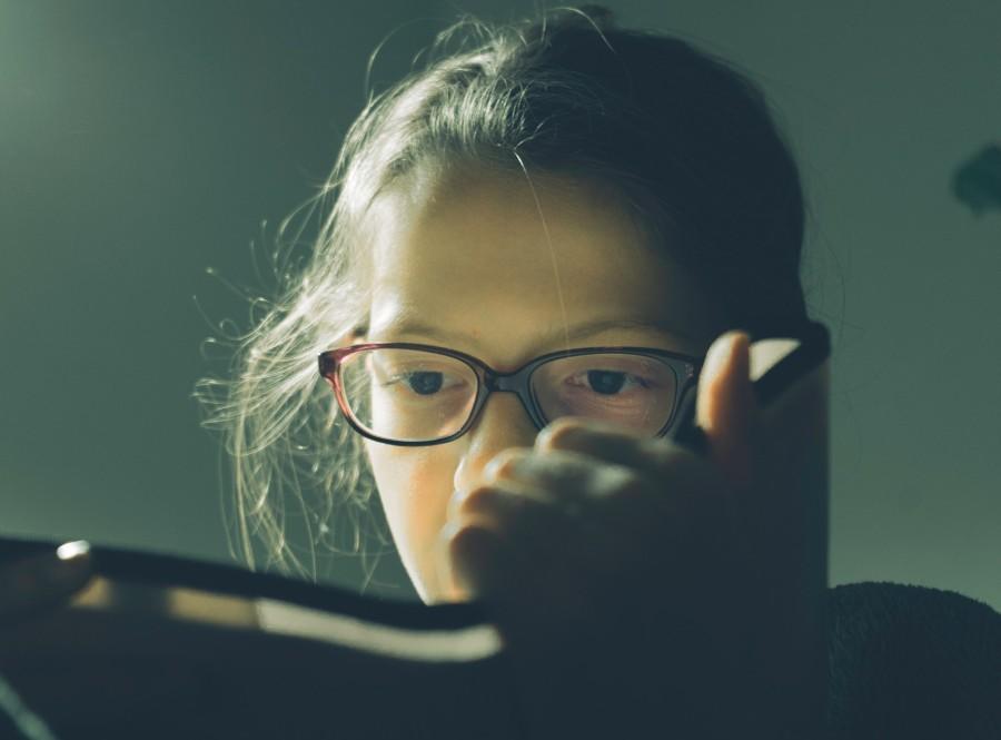 Student leest studieboek