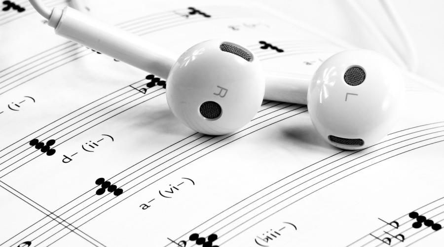 oortelefoons op muziekblad