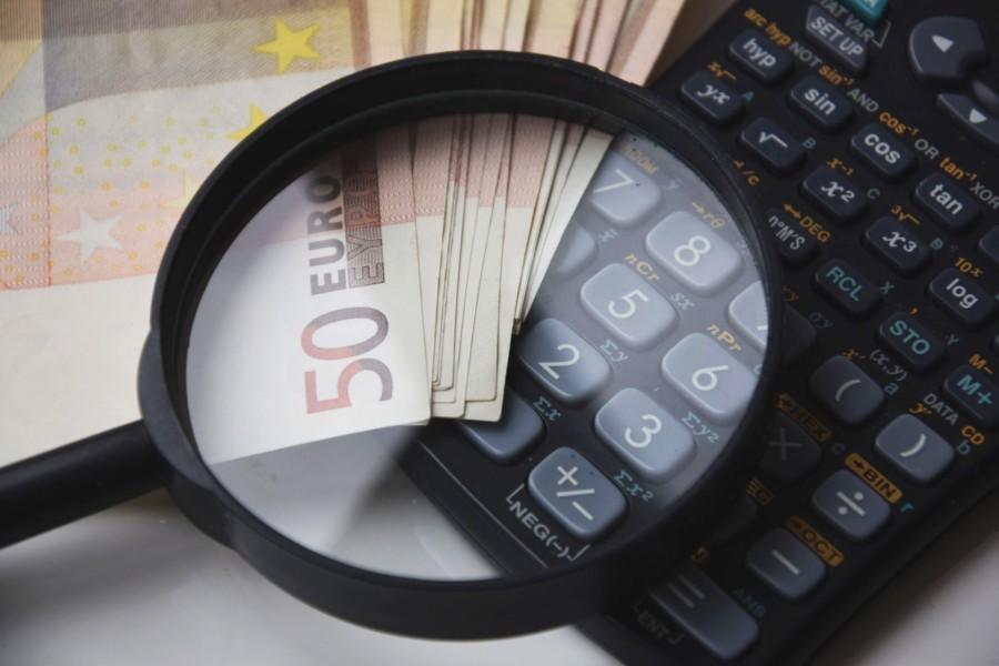 Loep op eurobiljetten en een rekenmachine