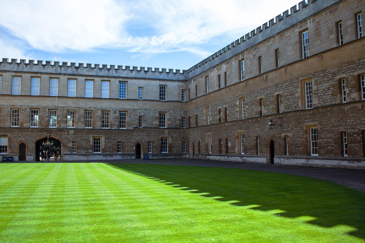Er zijn veel universiteiten in Engeland die cursussen aanbieden