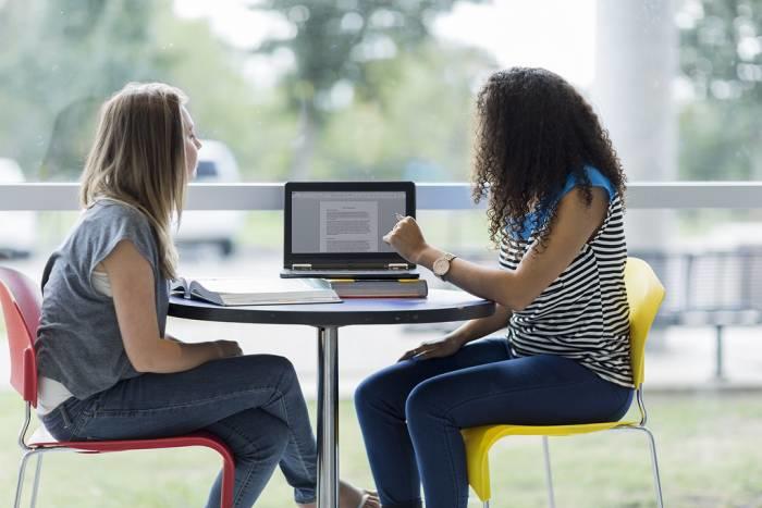 Meisje zoeken gegevens op laptop
