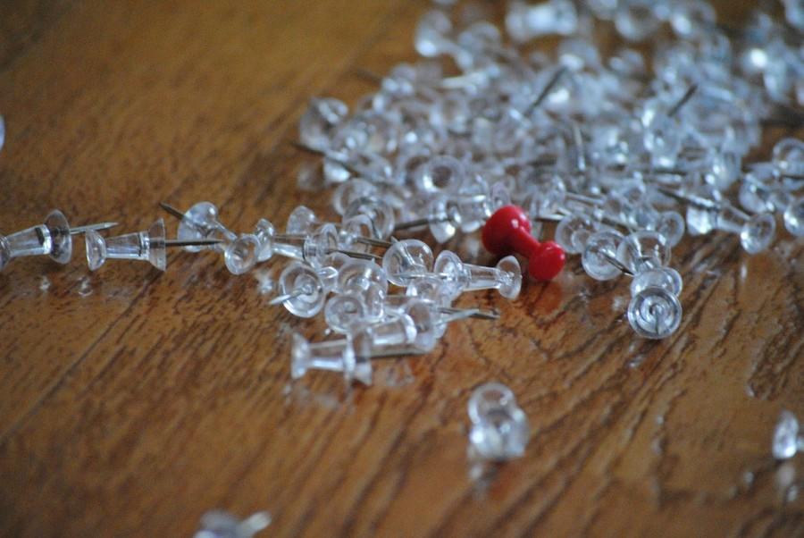 Plastic punaises op een tafel