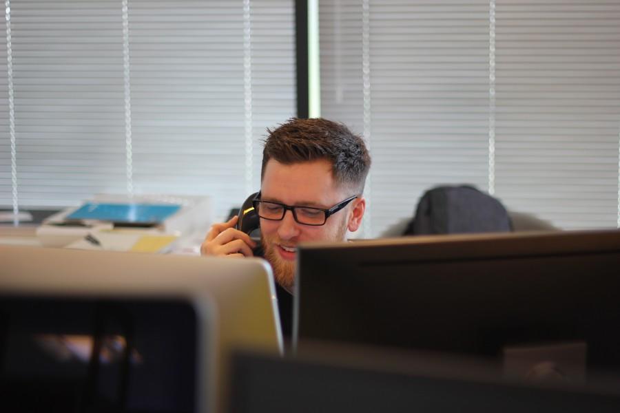 Man telefoneert voor beeldscherm
