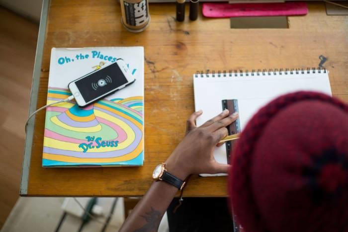 bovenaanzicht van student bij schooltafel met schrijfblok
