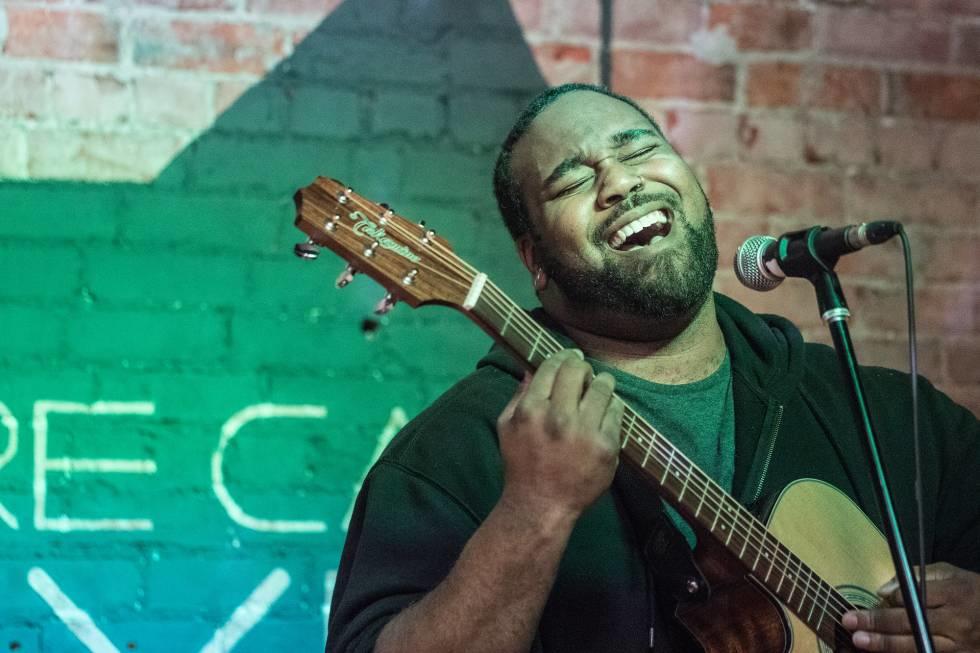 Door naar Engelse muziek te luisteren, ontwikkel je je spreekvaardigheid