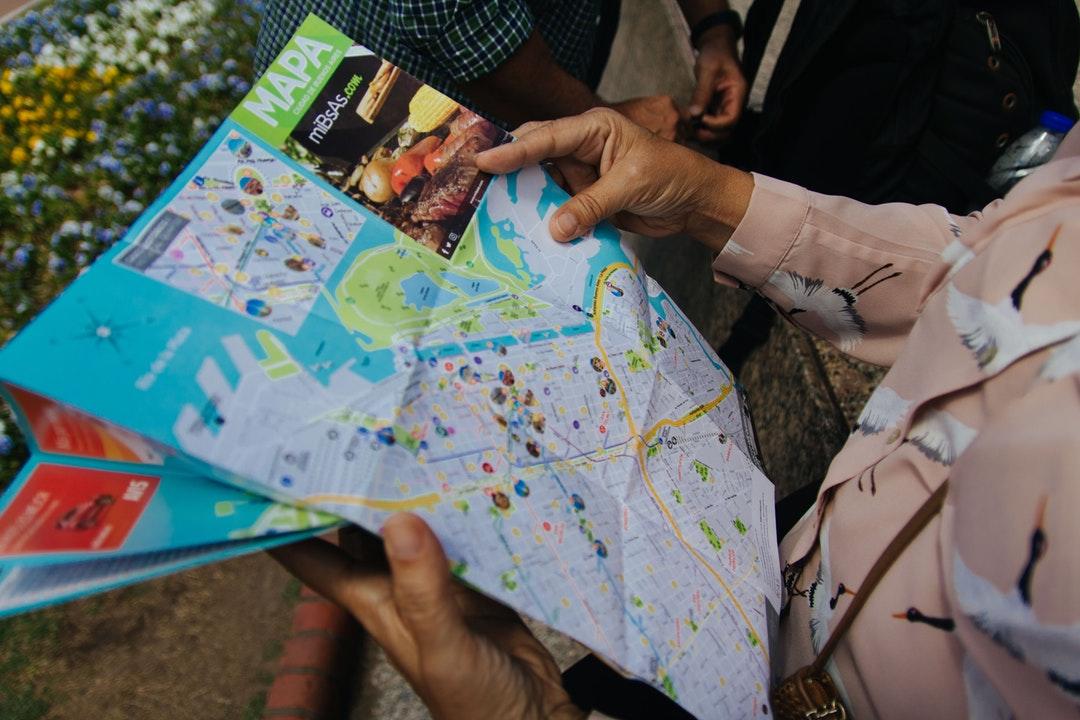 persoon kijkt op landkaart