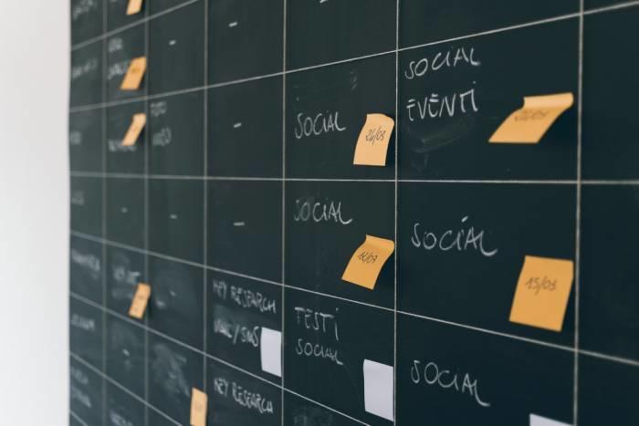 bord met post-it blaadjes