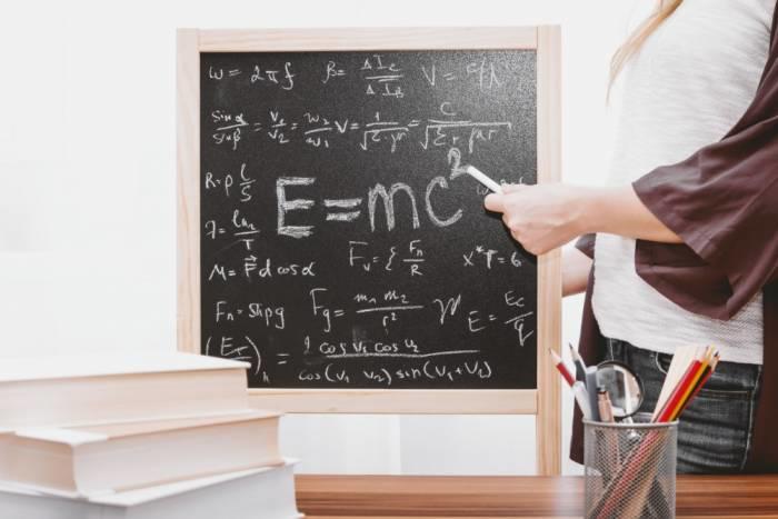krijtbord met wetenschappelijke formules