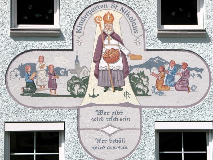 muurschildering en spreuk op Duitse kleuterschool