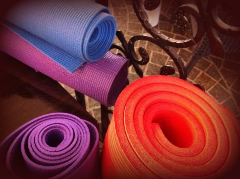 Zorg dat je yogamatten hebt voor je leerlingen