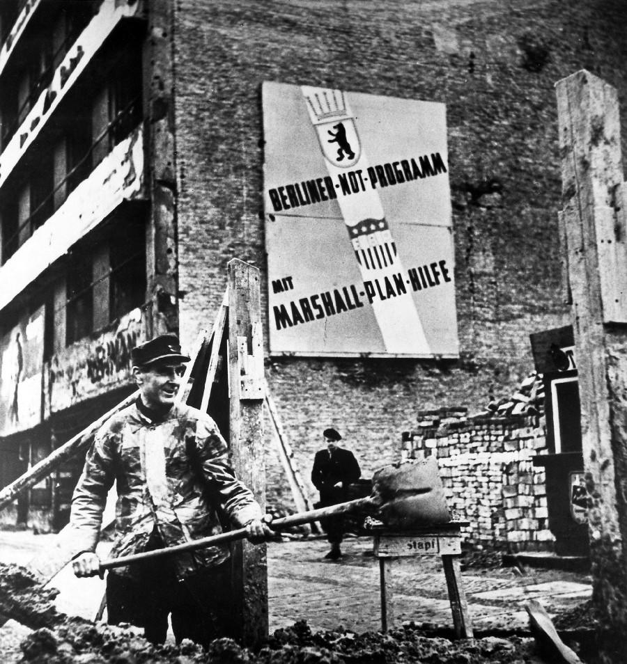 Plakaat op muur in Duitsland na de oorlog met vermelding van Marshall hulp