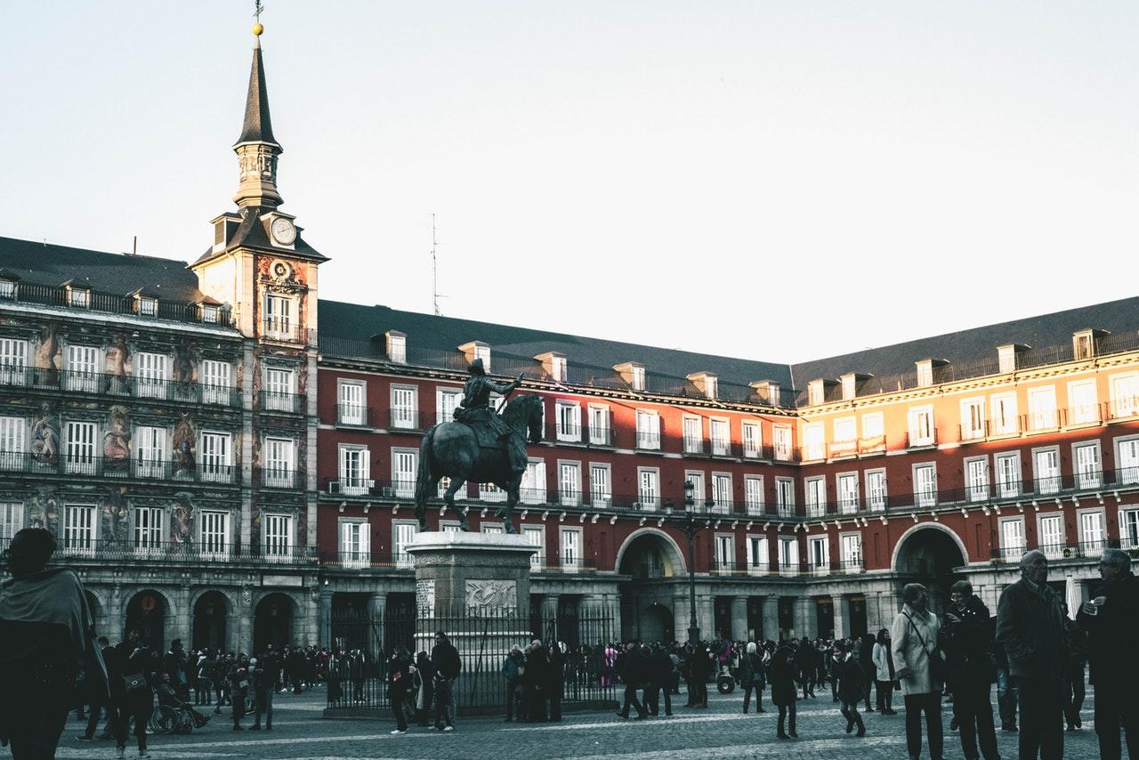 Oefen je Spaans op het Plaza Mayor in Madrid.