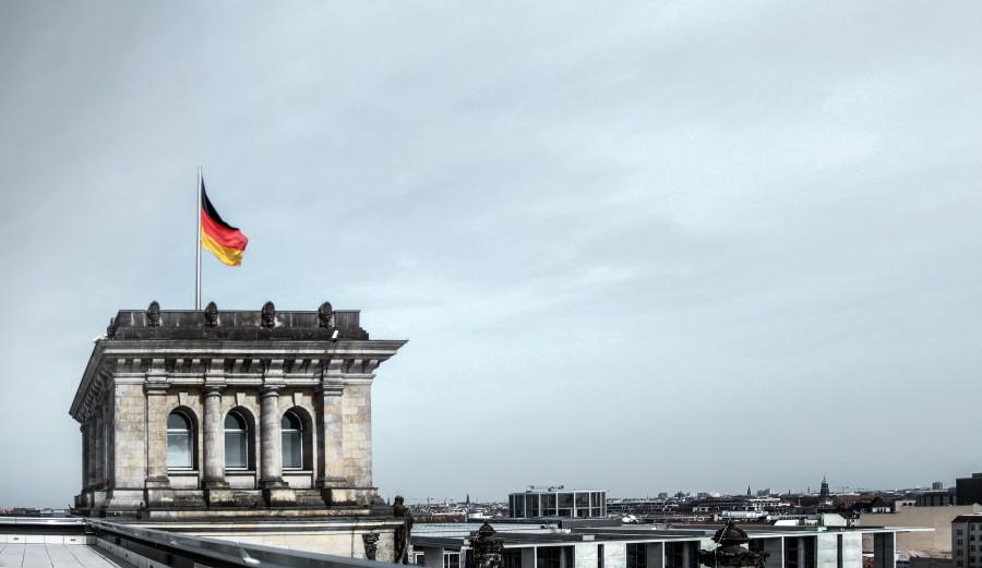 Bundestag in Berlijn, Duitsland met vlag