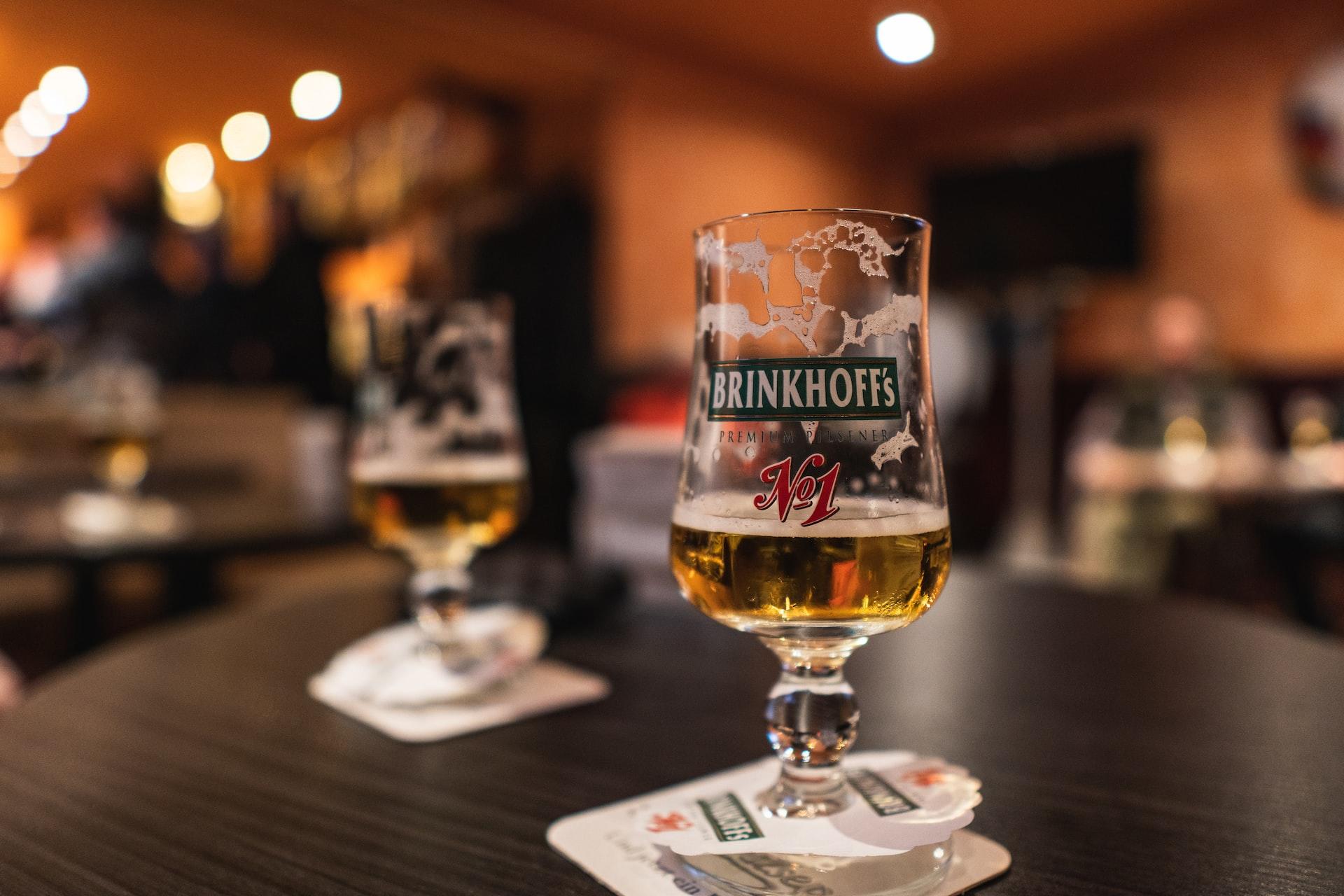 twee bierglazen half gevuld met bier in een Duitse kroeg 