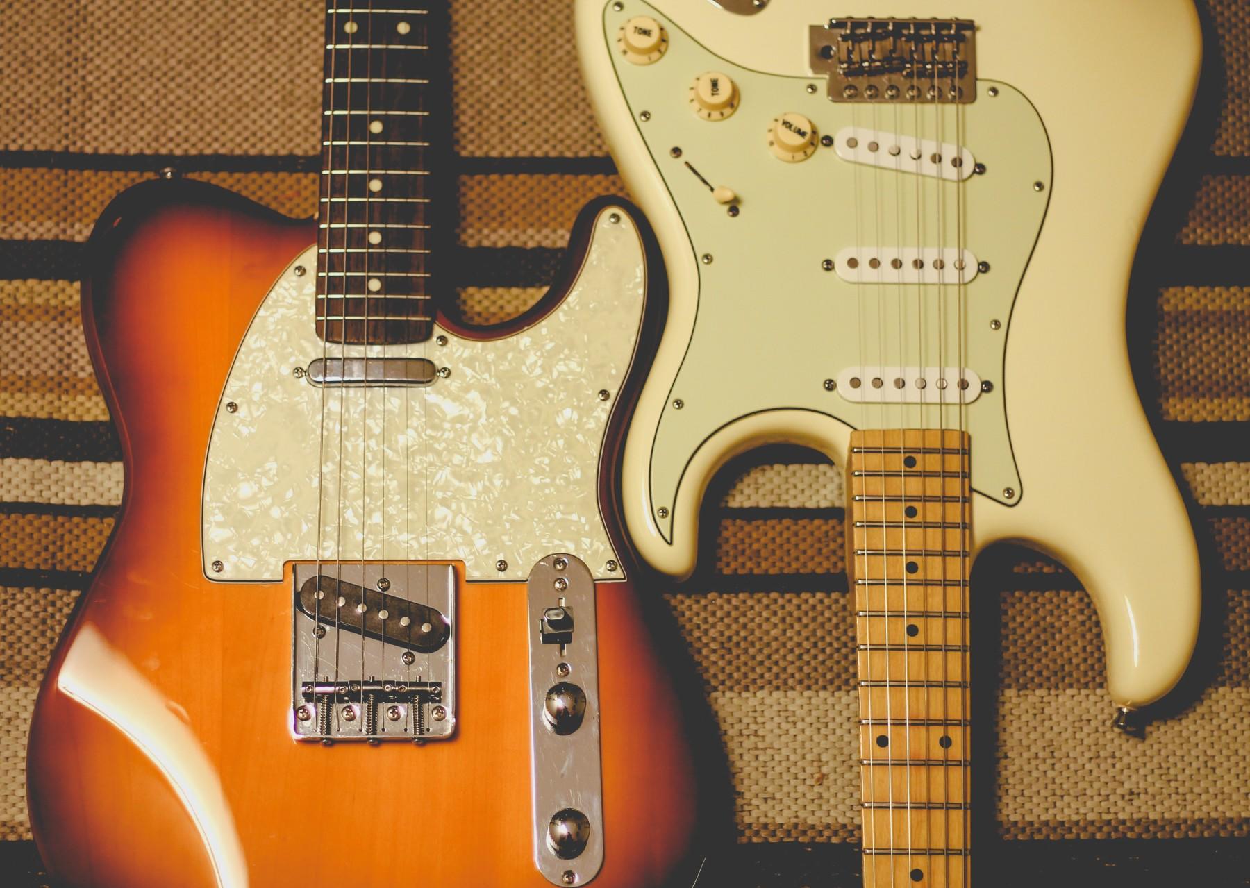 Twee electrische gitaren