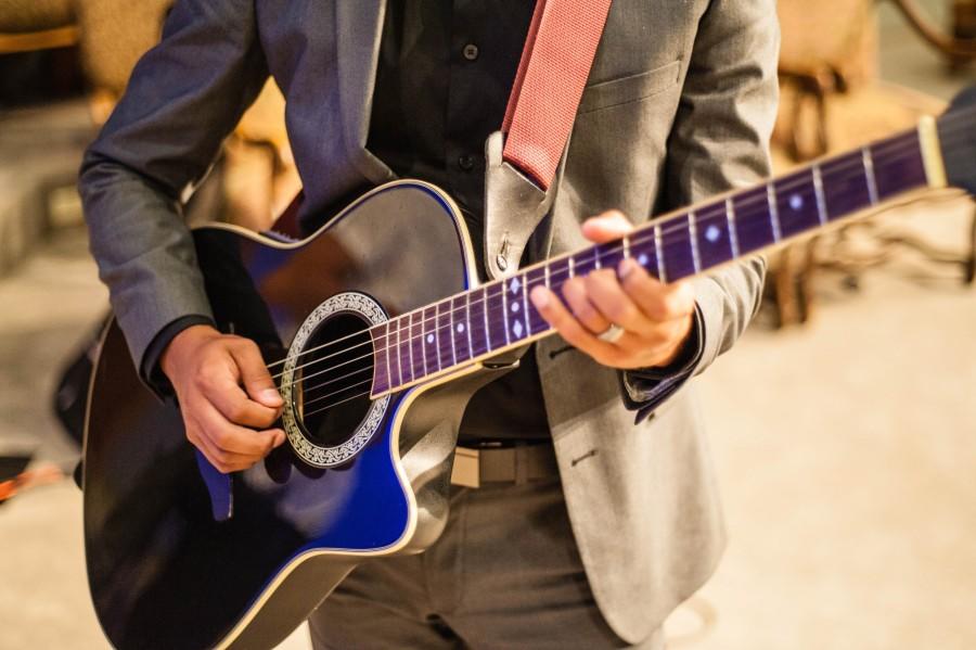 man speelt folk gitaar